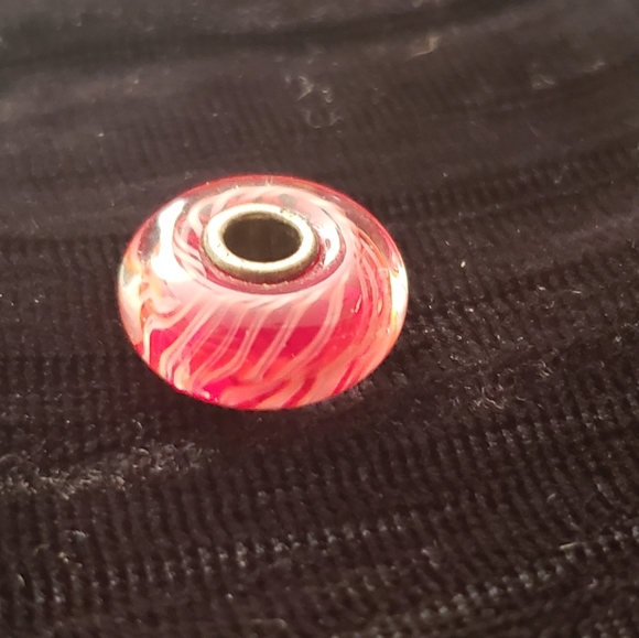 RETIRED AND Limited quantity Trollbeads Red Feather - Picture 2 of 2